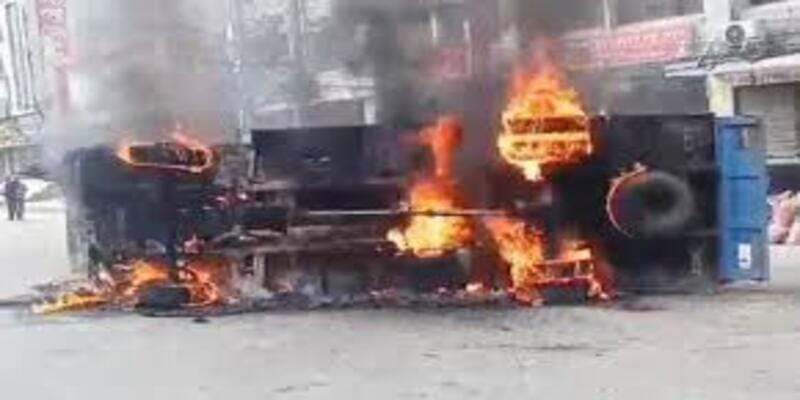 পুুলিশের গাড়িতে আগুন দিলো গার্মেন্টস শ্রমিকরা