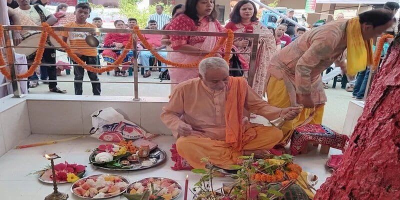 আজ মহাষষ্ঠী, চণ্ডীপাঠের মধ্য দিয়ে দুর্গোৎসব শুরু