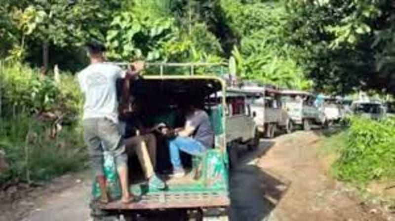 সাজেক থেকে ফিরছেন আটকা পড়া পর্যটকরা