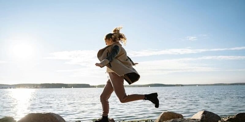 ঘুরে বেড়াবেন নাকি দামি জিনিস কিনবেন, গবেষণা কী বলছে