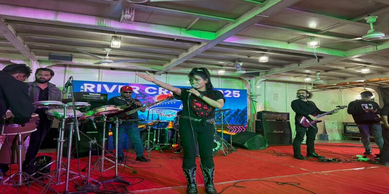 আইসিএমএবির নৌ ভ্রমণ মাতালেন সঙ্গীতশিল্পী মিলা