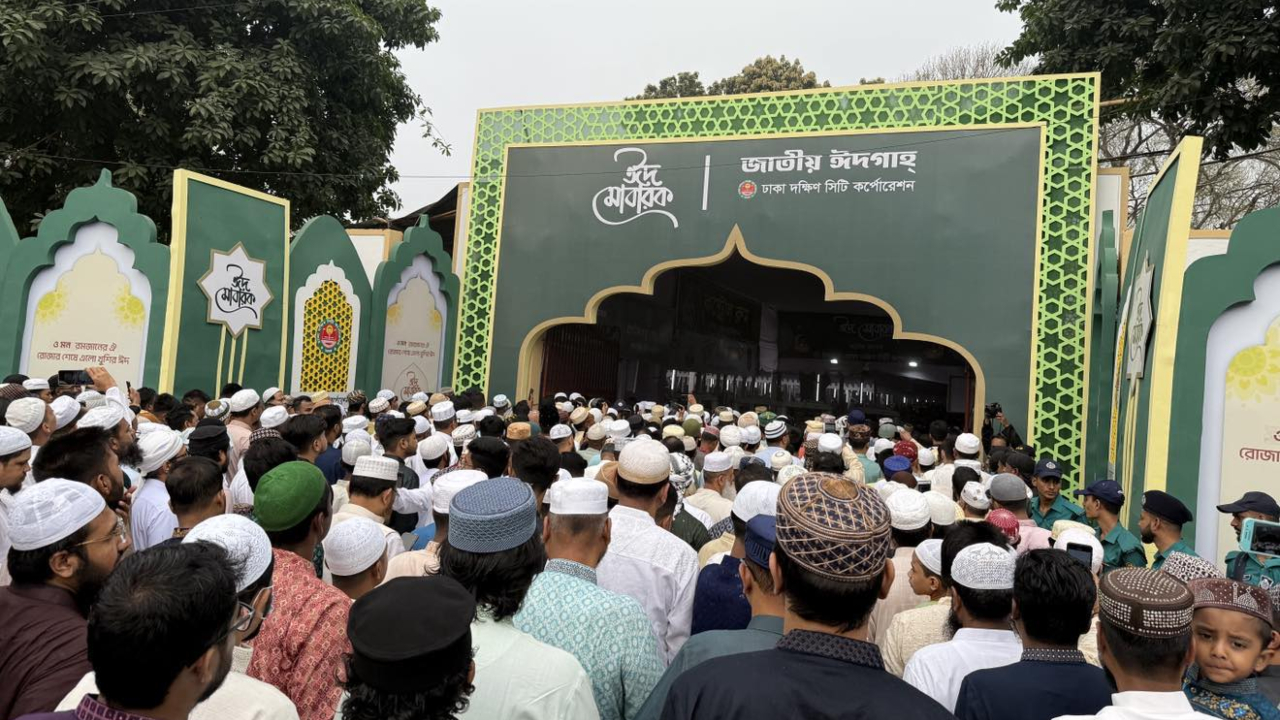 বিশেষ নিরাপতত্তায় জাতীয় ঈদগাহে দীর্ঘ লাইনে প্রবেশ করছেন মুসল্লিরা