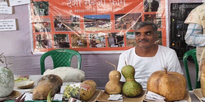 প্রকৃতিমুখী জীবনধারা নিয়ে মানুষকে সচেতন করতে খালি পায়ে ভারত ভ্রমণ