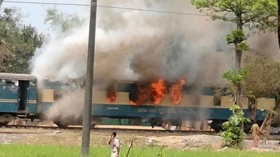 শ্রীপুরে মহুয়া ট্রেনের বগিতে আগুন