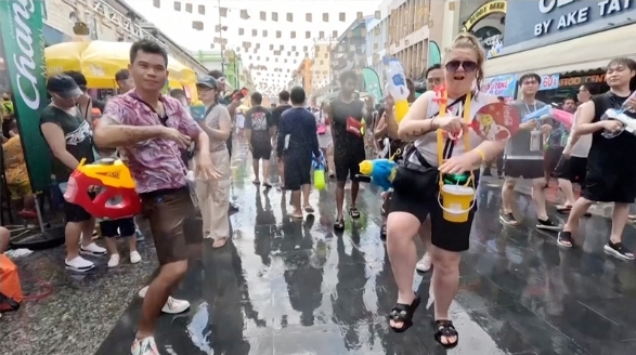 নতুন বছরকে স্বাগত জানিয়ে থাইল্যান্ডে সংক্রান উৎসব