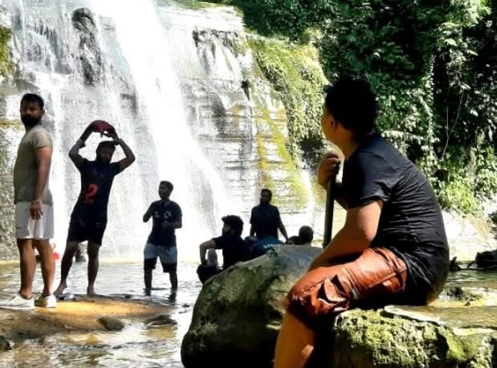 হামহাম জলপ্রপাতে দর্শনার্থীর ভীড়