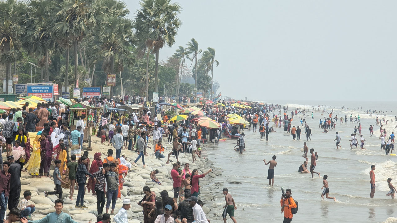ঈদের দিন কুয়াকাটা সৈকতে পর্যটকের মেলা