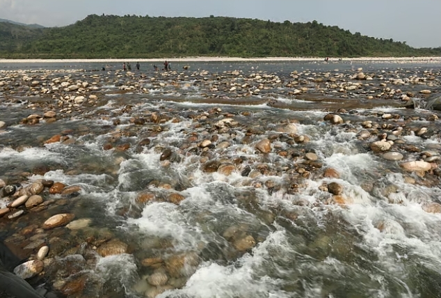 টানা বৃষ্টিতে যৌবন ফিরে পেয়েছে সিলেটের সাদা পাথর, পর্যটকের উপচে পড়া ভিড়