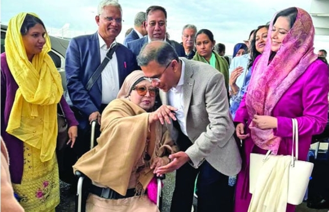 জনজোয়ারের মধ্যদিয়ে ফিরছেন খালেদাজিয়া