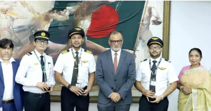 চাকা খুলে যাওয়া সেই বিমানের ক্যাপ্টেন সহ অন্যান্য অফিসারদের উপদেষ্টার  সম্মাননা