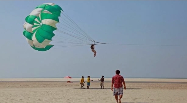 কক্সবাজারে প্যারাসেইলিং করতে গিয়ে নারী পর্যটক আহত,মালামাল জব্দ