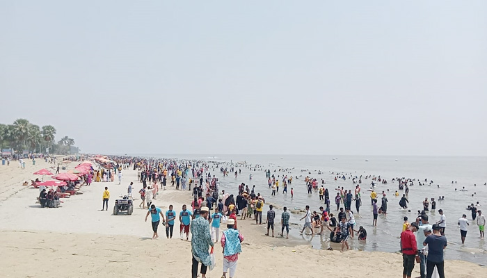 ঈদের টানা ছুটিতে কক্সবাজারে পর্যটকদের উপচে পড়া ভিড়, ৬০০ কোটি টাকার বাণিজ্যে চাঙা পর্যটন খাত