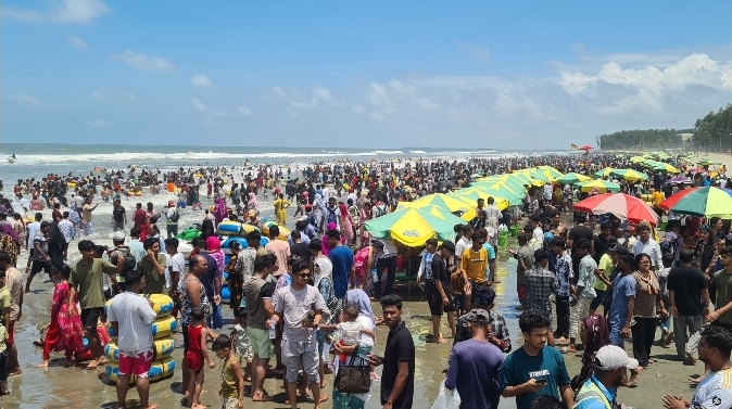 তিল ধারণের ঠাঁই নেই কক্সবাজার সমুদ্র সৈকতে