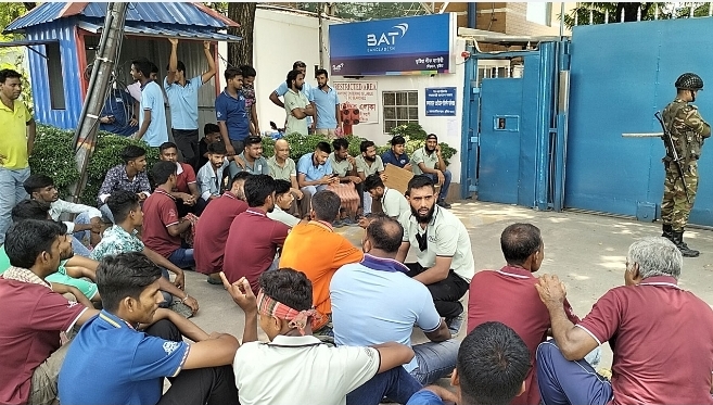 ১২ দফা দাবিতে ব্রিটিশ আমেরিকান টোব্যাকোতে চলছে শ্রমিকদের কর্মবিরতি