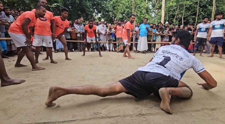 শরীয়তপুরে বিবাহিত-অবিবাহিতদের কাবাডি খেলা