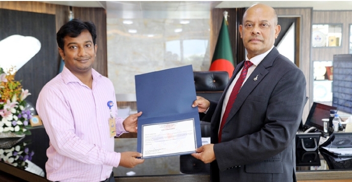 কক্সবাজার আকাশপথে বিপদ রুখে দিলেন জাহিদুল, বেবিচকের শ্রেষ্ঠ স্বীকৃতি তার ঝুলিতে