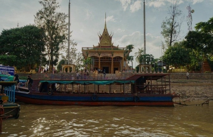 ভাসমান জীবনের ছোঁয়া — কম্বোডিয়ার কমপং ফ্লাক ভ্রমণে পর্যটকদের নতুন অভিজ্ঞতা