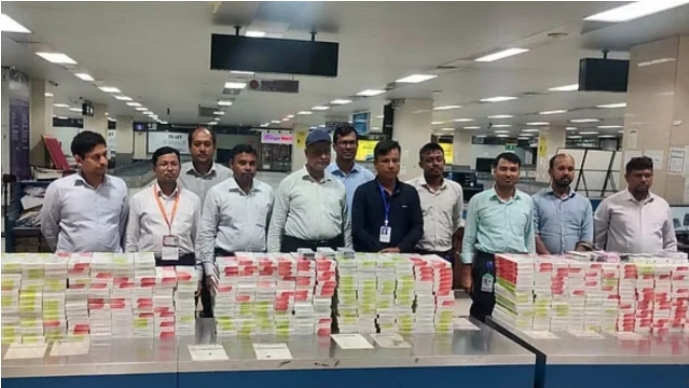 শাহ আমানত বিমানবন্দরে বিপুল পরিমাণ সিগারেট ও মোবাইল জব্দ: তিন যাত্রীকে জরিমানা