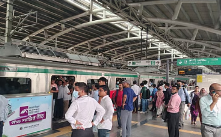 ফার্মগেট স্টেশনে হঠাৎ থেমে গেল মেট্রোরেল: যান্ত্রিক ত্রুটিতে যাত্রীদের ভোগান্তি