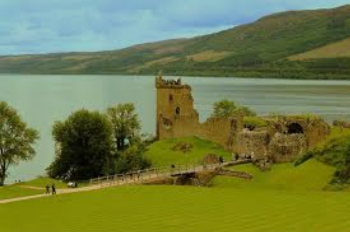 রহস্য, প্রকৃতি আর ভ্রমণের টানে স্কটল্যান্ডের লোক নেসে পর্যটকদের ভিড়