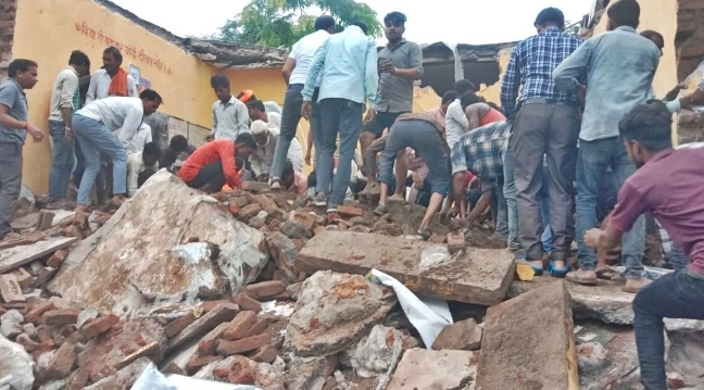 ঝালাওয়ারে স্কুলের ছাদ ধসে মর্মান্তিক দুর্ঘটনা, নিহত ৪ শিশুসহ আহত বহু