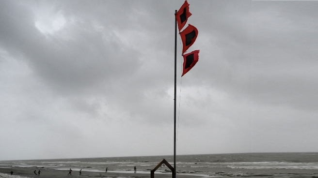 উপকূলজুড়ে ৩ নম্বর সতর্ক সংকেত, হতে পারে ৩ ফুট উচ্চতার জলোচ্ছ্বাস