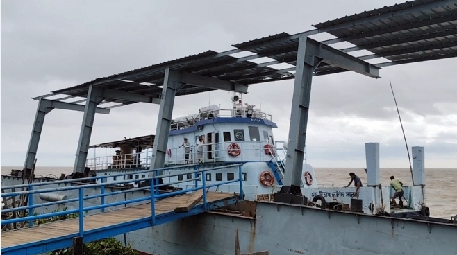 নিন্মচাপের প্রভাবে উত্তাল নদী, ভোলার ১০টি নৌরুটে লঞ্চ চলাচল বন্ধ