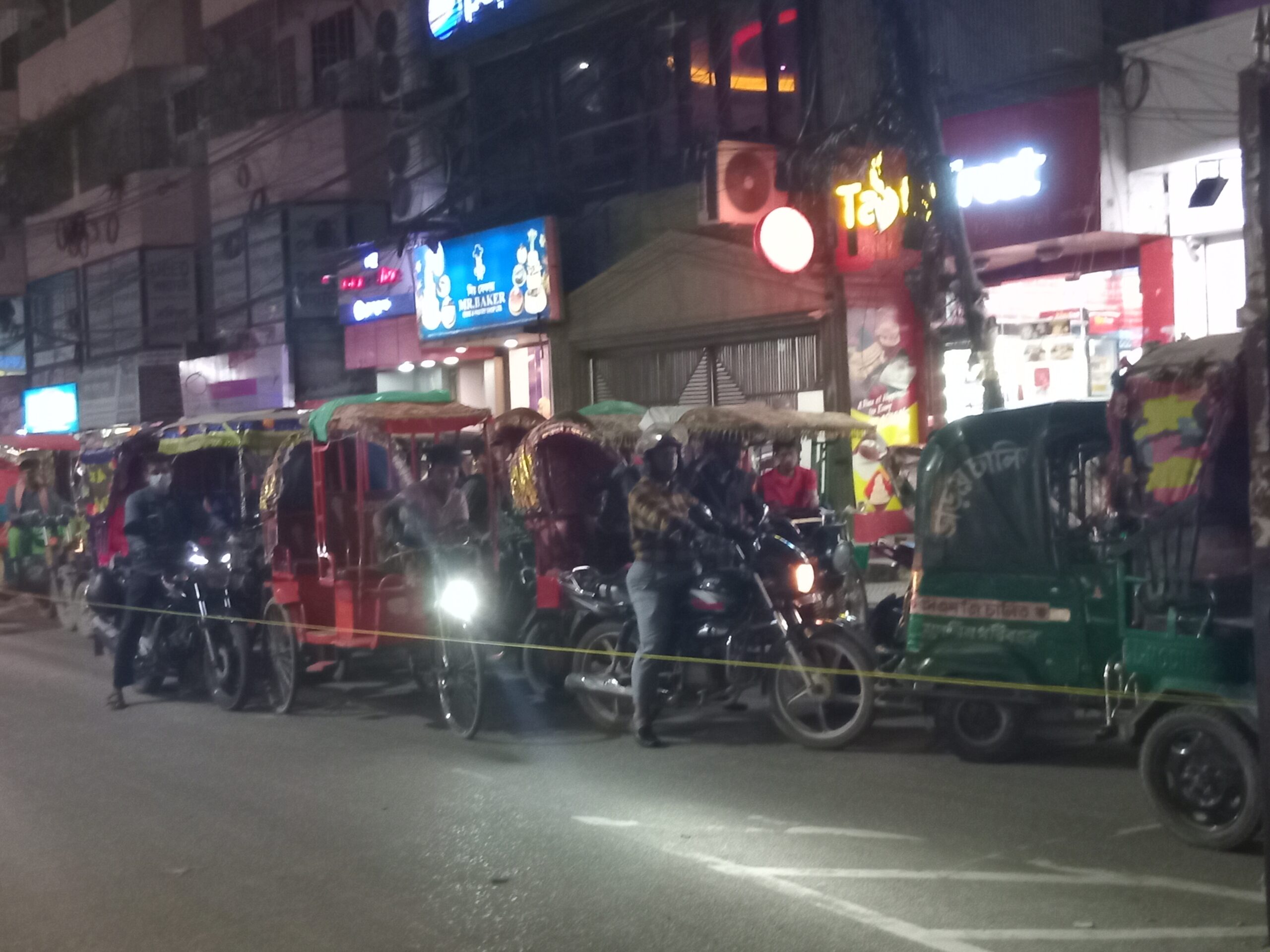 ব্যাটারি চালিত অটোরিকশা: নগর জীবনে ভোগান্তি নাকি জীবিকার ভরসা?