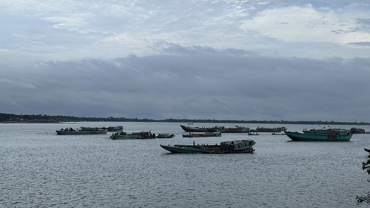 জাদুকাটা নদীতে রাতের আঁধারে বালু লুট: পর্যটন ও পরিবেশ বিপন্ন