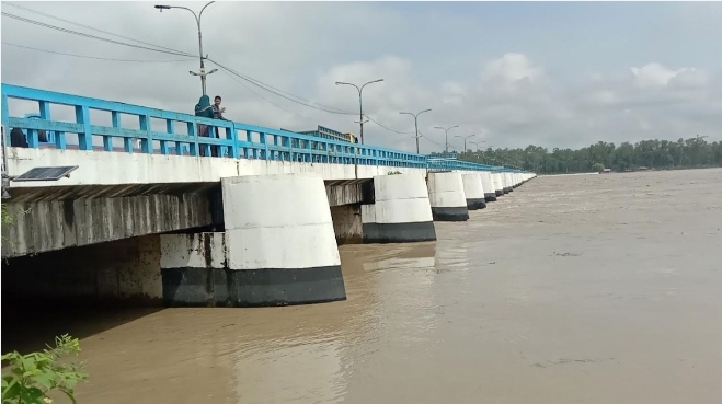 তিস্তার পাহাড়ি ঢল: নদীপাড়ে আতঙ্ক, পর্যটনে ধসের শঙ্কা