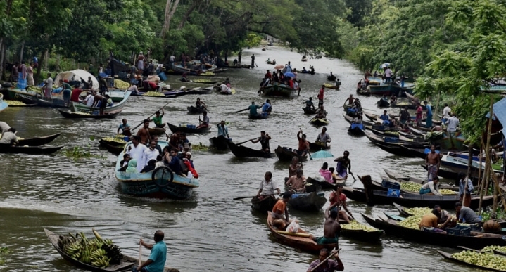 বরিশালের ভাসমান পেয়ারা বাজারে পর্যটকদের ভিড়, জলপথে গ্রামীণ জীবনের অনন্য অভিজ্ঞতা