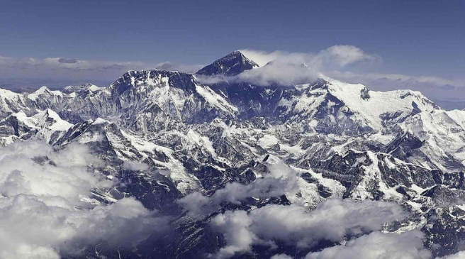 এভারেস্টে ভিড় নিয়ন্ত্রণে নেপালের নতুন নীতি: ফি বাড়ছে, ৯৭টি চূড়ায় বিনামূল্যে অভিযানের সুযোগ