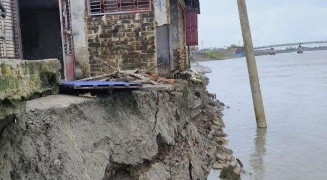 সাতক্ষীরার তেতুলিয়ায় মরিচ্চাপ নদীর ভাঙনে আতঙ্ক