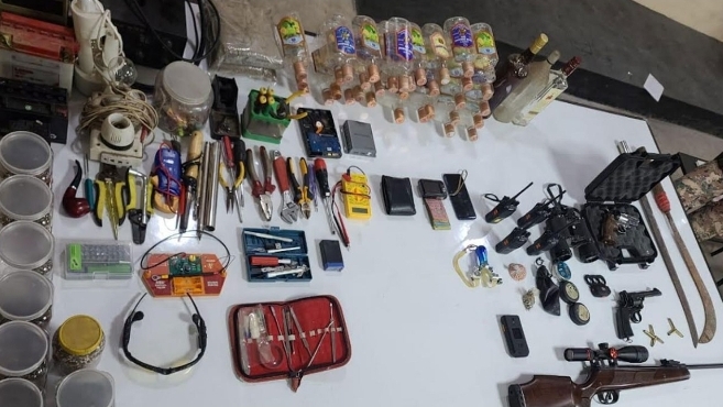 রাজশাহী শহরে সেনা অভিযান: বাড়ি থেকে উদ্ধার অজানা অস্ত্র ও বিস্ফোরক সরঞ্জাম