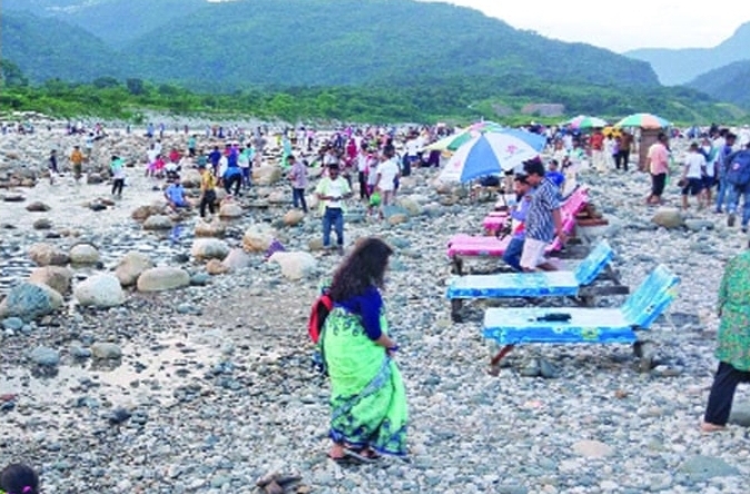 সিলেটের সাদাপাথর: লুটের ক্ষত পেরিয়ে পর্যটকের ভিড়