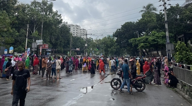 তেজগাঁওয়ে গার্মেন্টস বন্ধে শ্রমিক বিক্ষোভ, যান চলাচল বন্ধ