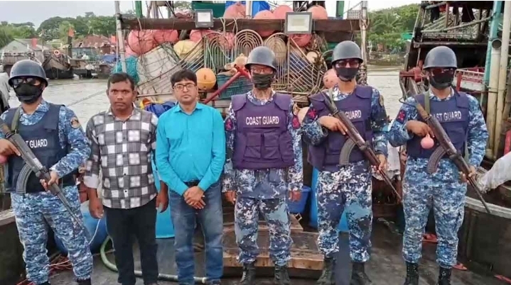 কলাপাড়ায় অবৈধ ট্রলিং বোট জব্দ: কোস্টগার্ডের যৌথ অভিযান