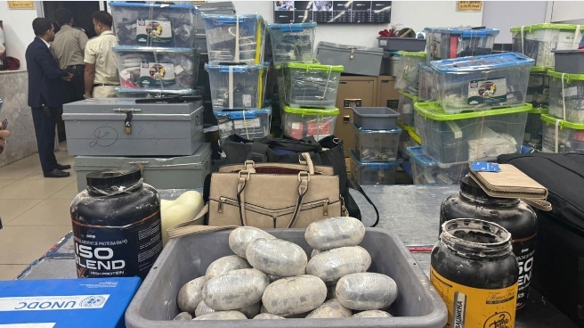 হযরত শাহজালালে বিদেশি নারীর লাগেজ থেকে ৮.৬৬ কেজি কোকেন জব্দ