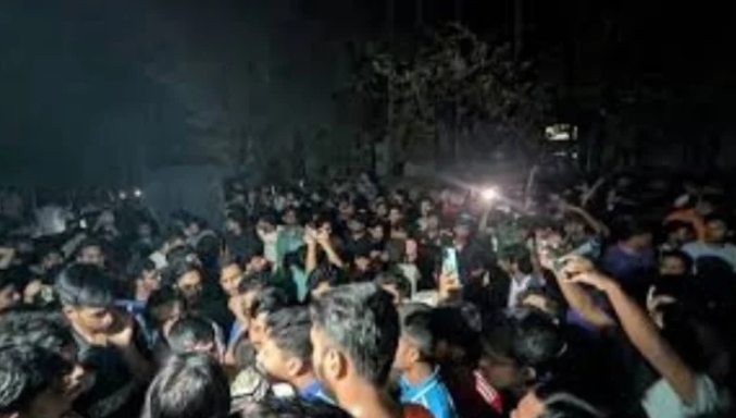 চট্টগ্রাম বিশ্ববিদ্যালয়ে শিক্ষার্থী-স্থানীয়দের সংঘর্ষে আহত অন্তত ৬০, পরীক্ষা স্থগিত