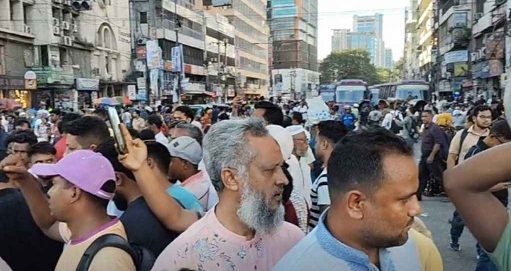 পল্টনে গণঅধিকার পরিষদের সড়ক অবরোধ, নুরের ওপর হামলার প্রতিবাদে বিক্ষোভ