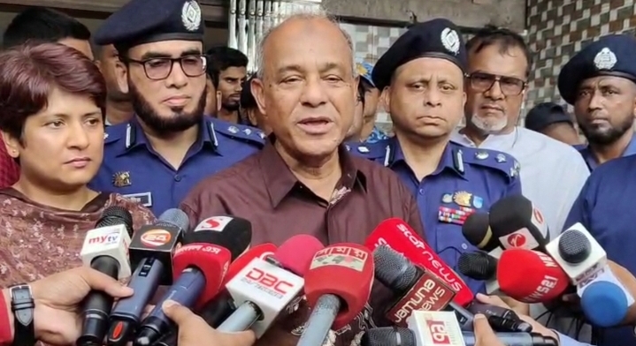 নির্বিঘ্নে দুর্গাপূজা উদযাপনের আশ্বাস স্বরাষ্ট্র উপদেষ্টার