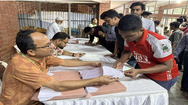 ঢাবিতে ডাকসু ও হল সংসদ নির্বাচন: উৎসবমুখর ক্যাম্পাস