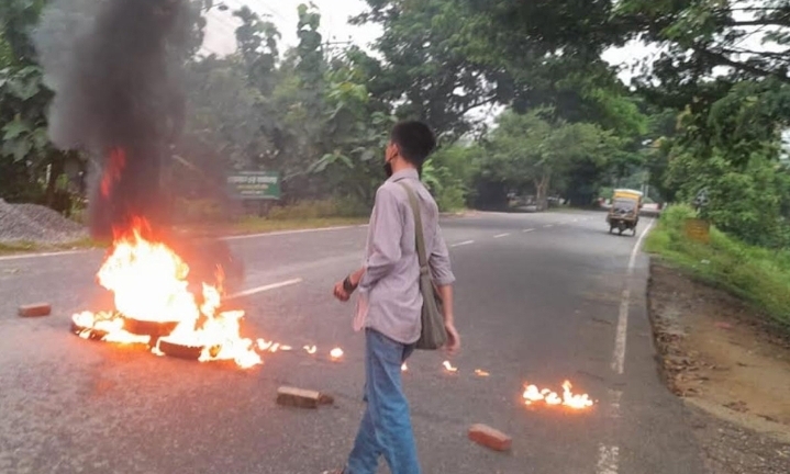 খাগড়াছড়িতে আধাবেলা সড়ক অবরোধে যানবাহন চলাচল বন্ধ