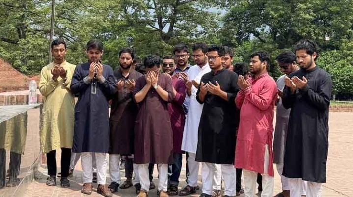রায়েরবাজারে শহীদদের প্রতি শ্রদ্ধা জানালেন ডাকসু নতুন নেতৃত্ব