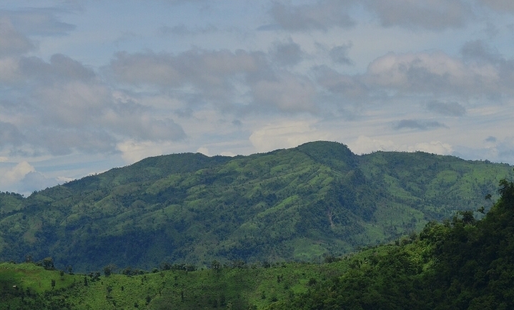 দুমলং পর্বত: পর্যটকদের জন্য অজানা সৌন্দর্যের ভান্ডার