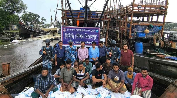 কলাপাড়ায় কোস্টগার্ডের যৌথ অভিযান: অবৈধ ট্রলিং বোট ও বেহুন্দী জাল জব্দ, আটক ১২ জেলে