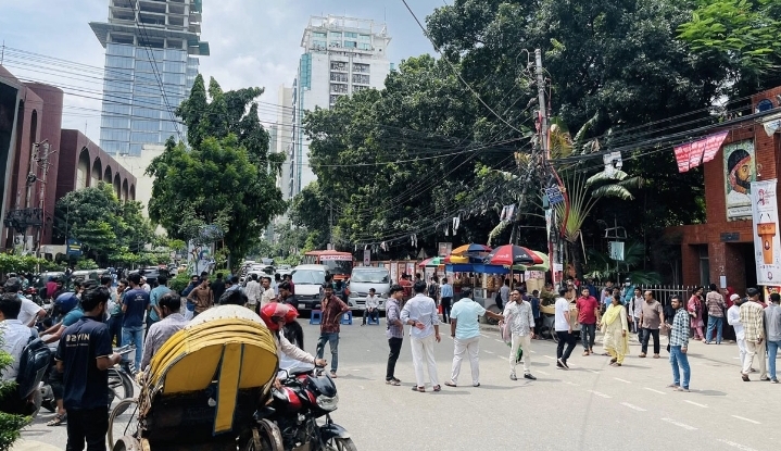 তিতুমীর কলেজ এলাকায় শিক্ষার্থীদের আন্দোলনে যান চলাচল স্থবির, ডিএমপির ডাইভারশন নির্দেশনা