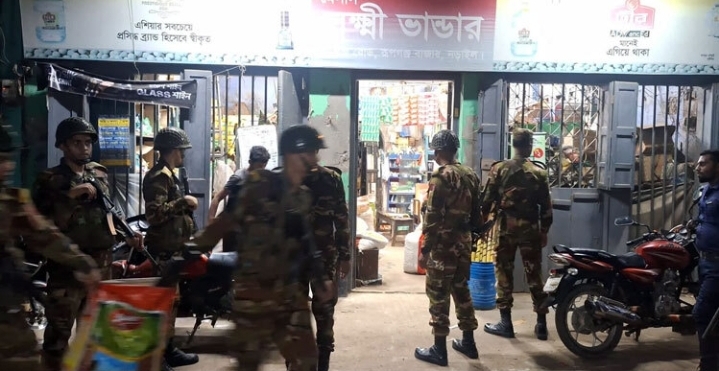 নড়াইলে মুদি দোকানে সেনা অভিযান: অস্ত্র, মদ ও চোরাই মোবাইল জব্দ, দুইজন আটক