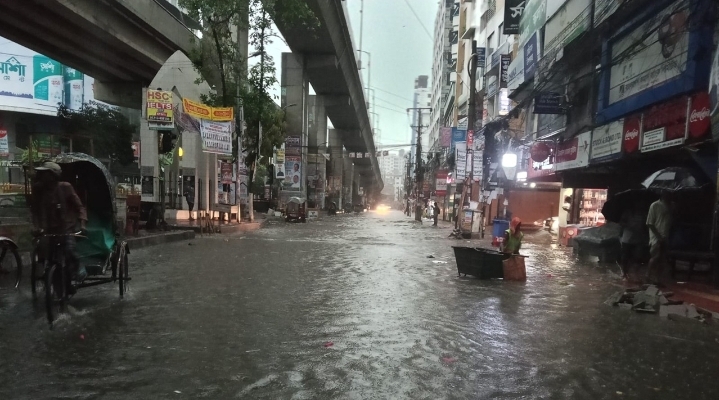 রাজধানীতে সকাল থেকে অঝোর বৃষ্টি, রাস্তায় হাঁটুপানি থেকে কোমরসমান জলাবদ্ধতা
