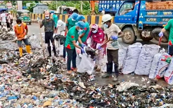 কক্সবাজারে বর্জ্য সংকট: পর্যটন নগরীর সৌন্দর্য হারানোর পথে